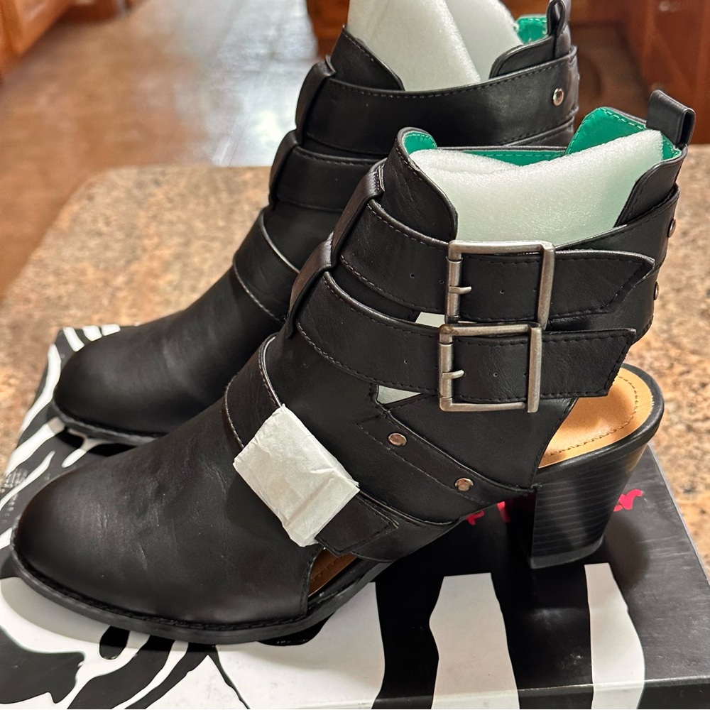 Black Bootie Styled Heel Out Shoes Size 9M - Picture 10 of 13